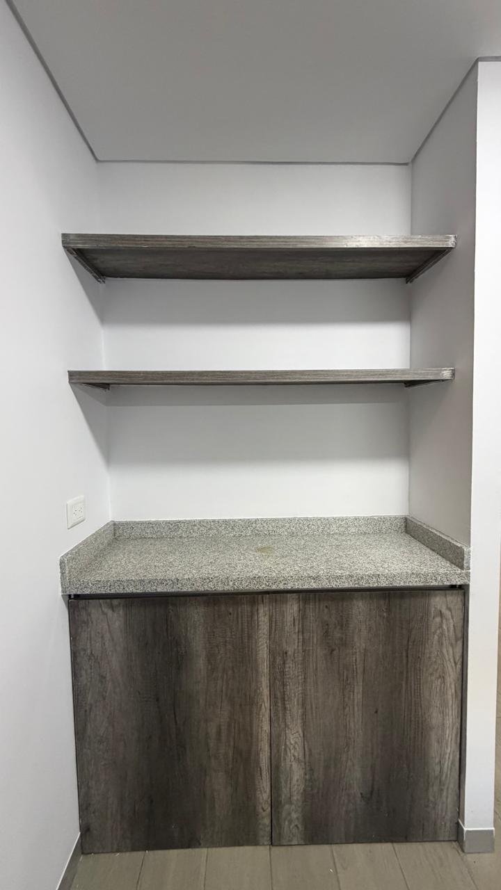 Barra con cubierta de granito y repisas de madera