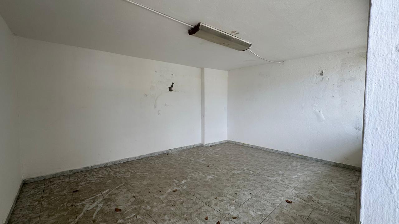 Aula o salón interior con piso de loseta