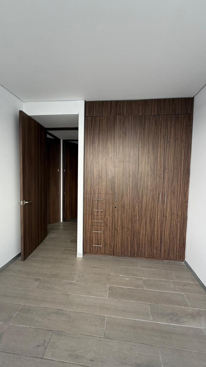 Recámara amplia con clóset de madera de piso a techo