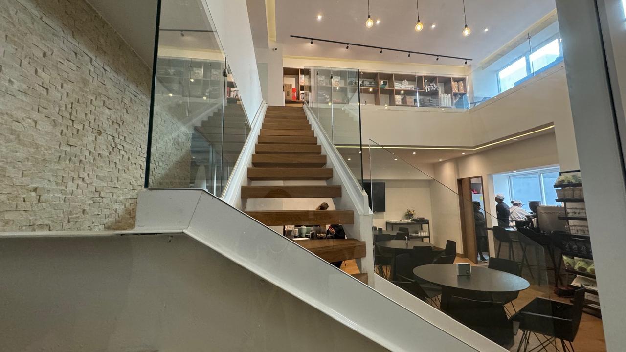 Escalera y cafetería en el área común del edificio