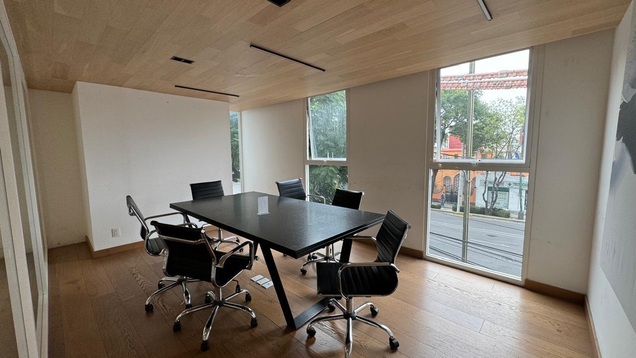 Sala de juntas del centro de negocios con vista a la avenida