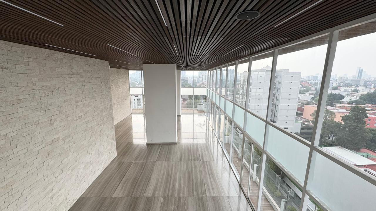 Área común con plafón de madera y ventanal panorámico