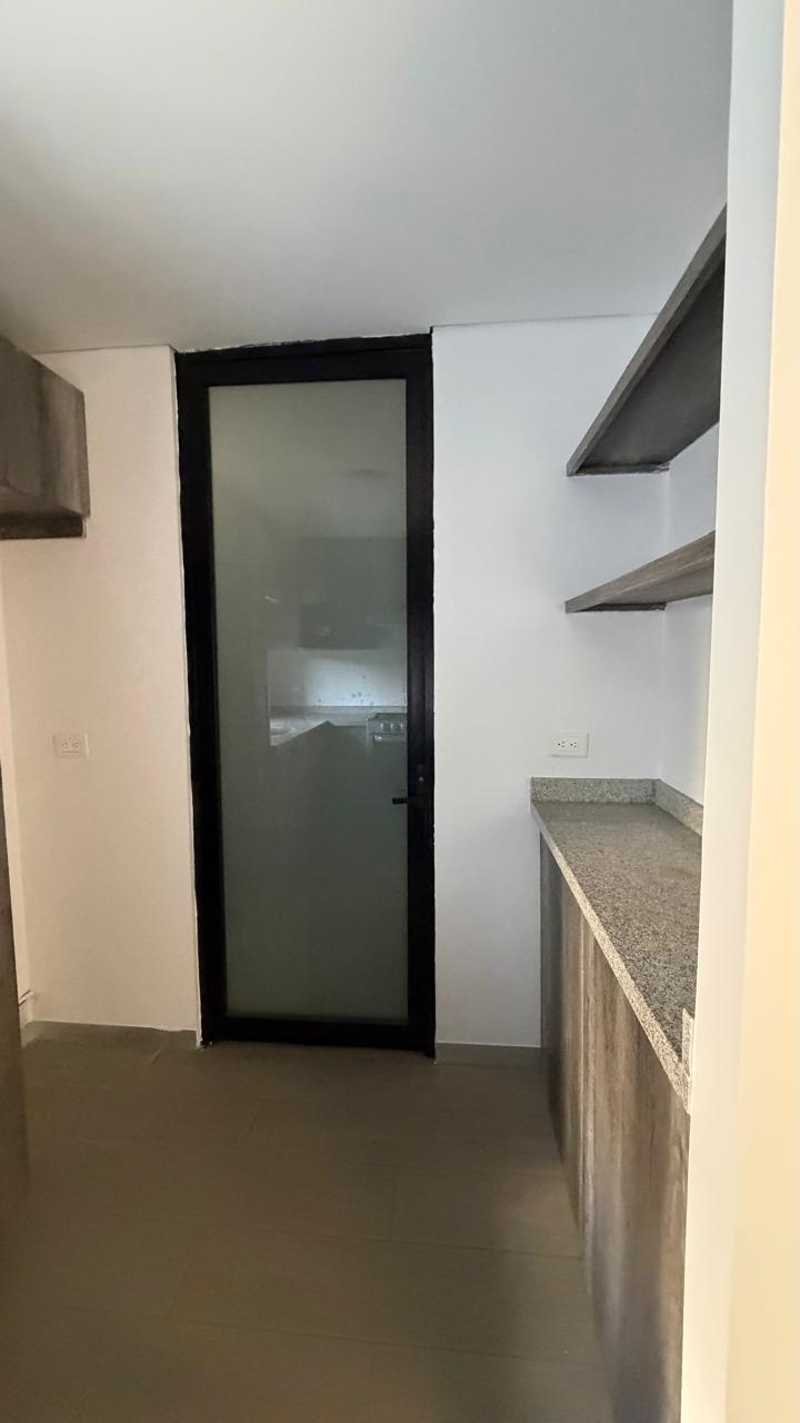 Área de cocina con puerta corrediza de cristal