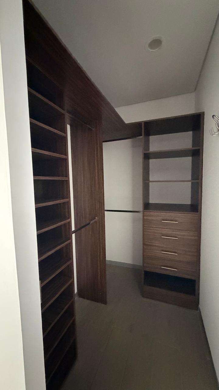 Vestidor con repisas, entrepaños y cajonera