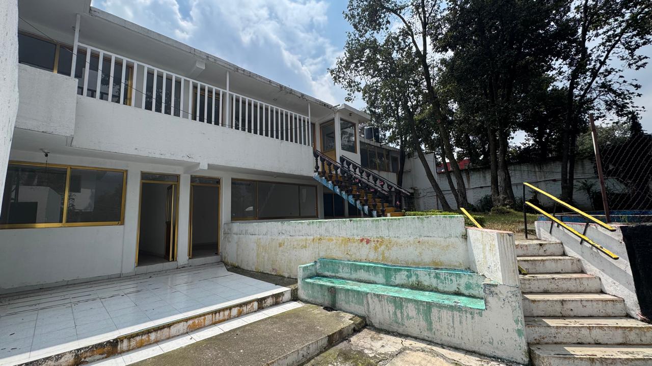Escaleras y explanada frente a la construcción existente