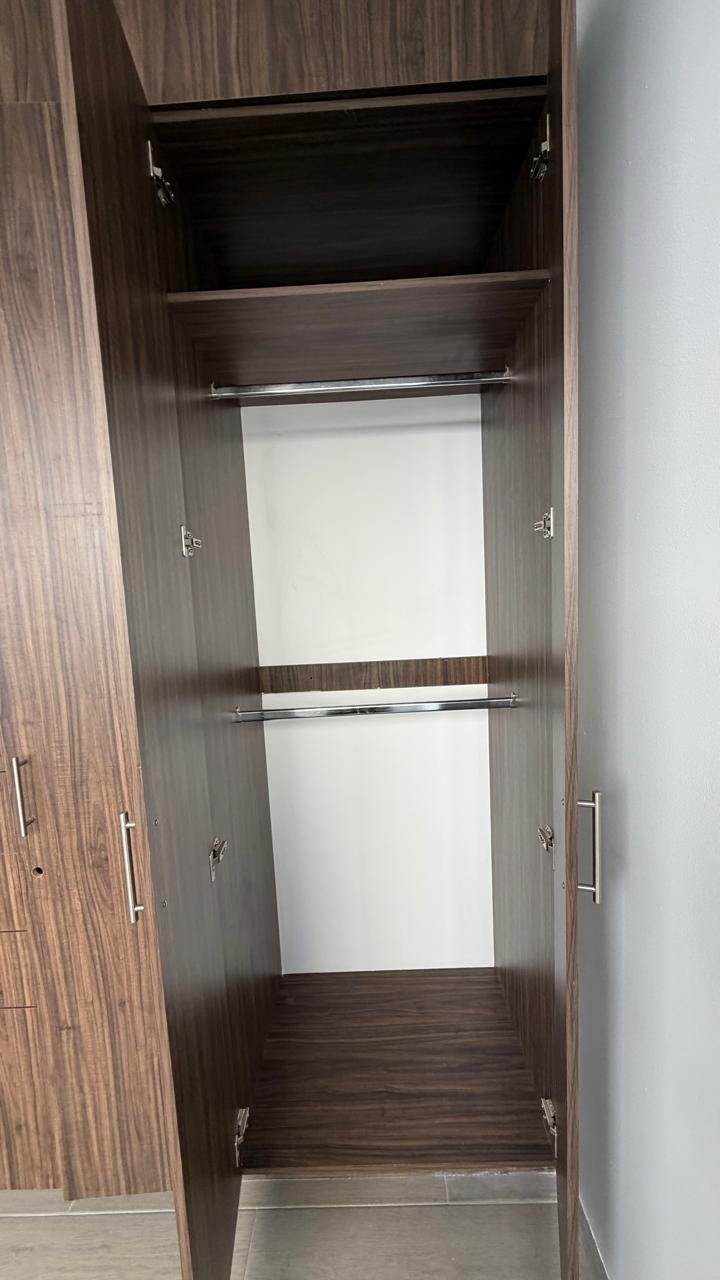 Clóset de madera con doble tubo y entrepaños