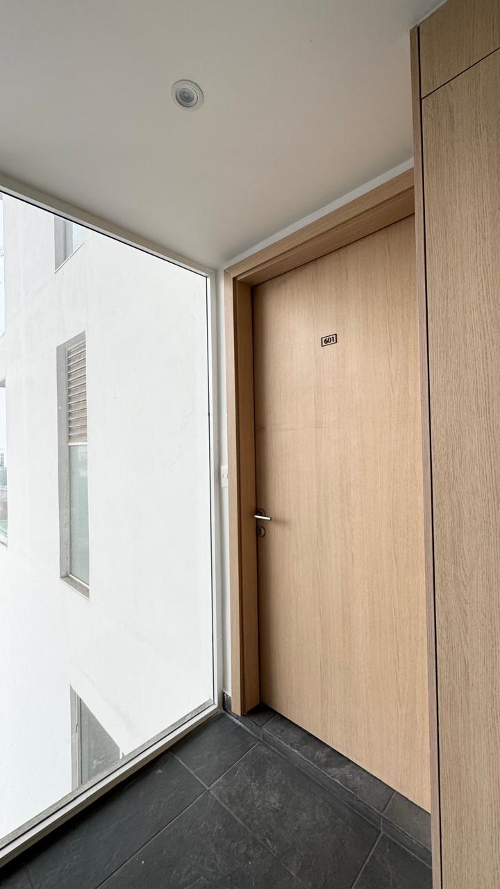 Acceso privado al departamento 601 con puerta de madera