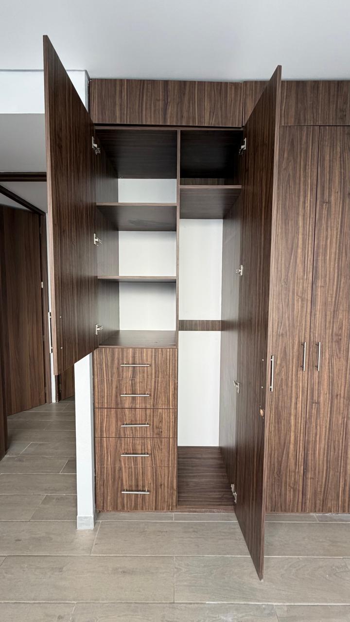 Interior del clóset con entrepaños, cajonera y tubo para colgar