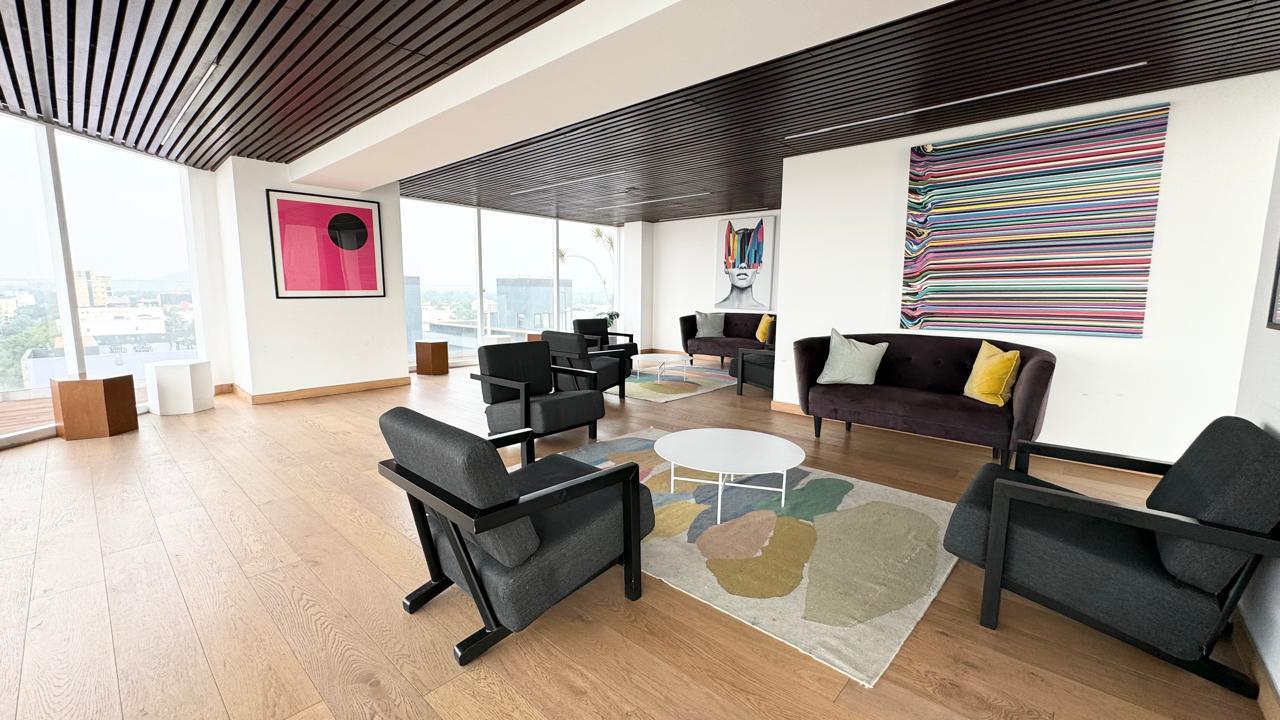 Sala común amueblada con arte contemporáneo y piso de madera
