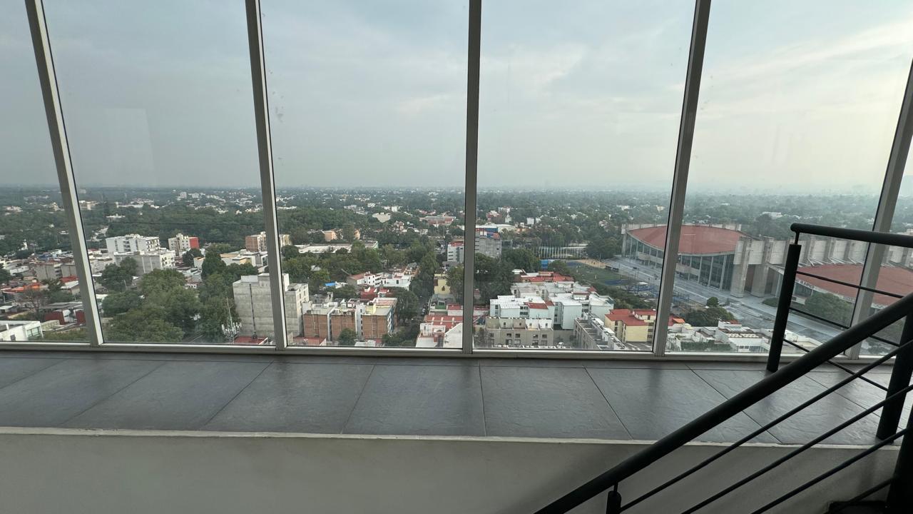 Vista panorámica de la ciudad desde el ventanal de la escalera