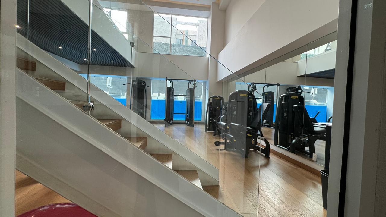 Gimnasio equipado con vista a la alberca