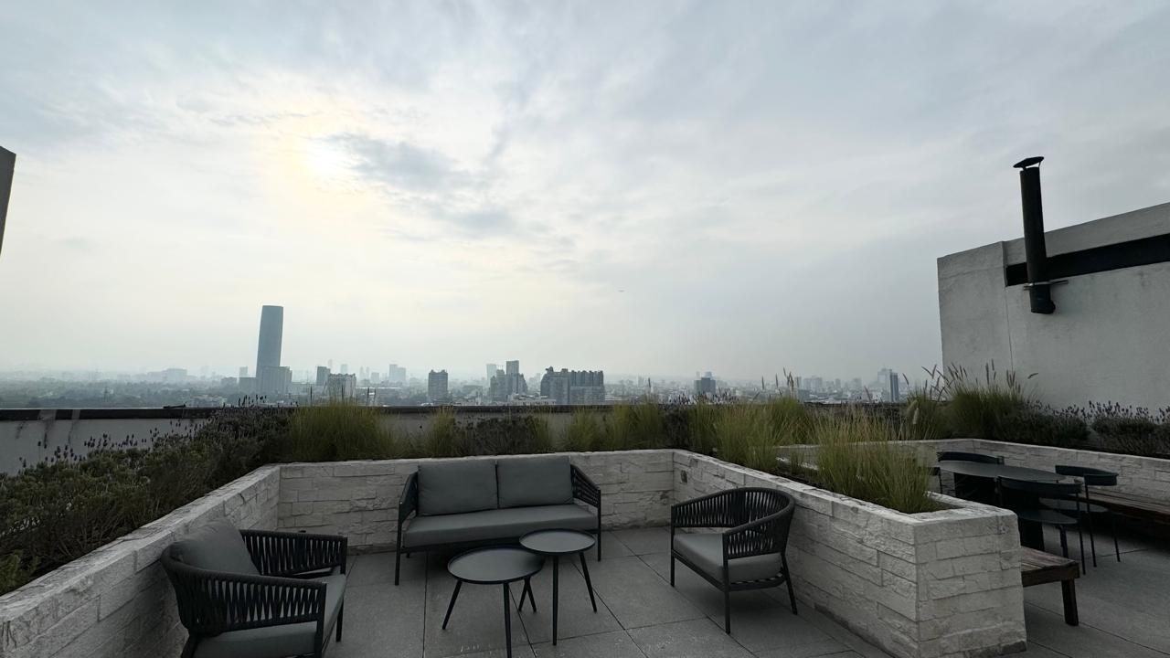 Terraza en azotea con sala exterior y vista al skyline
