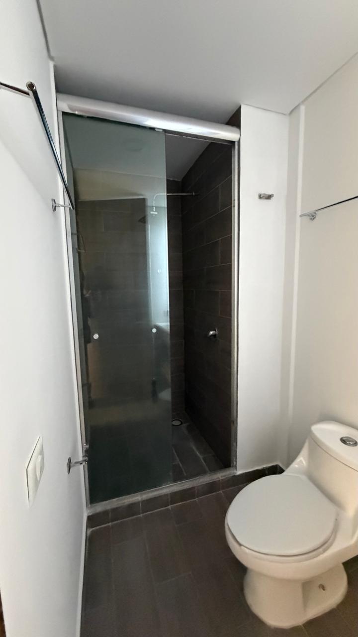 Baño con regadera de cancel de cristal