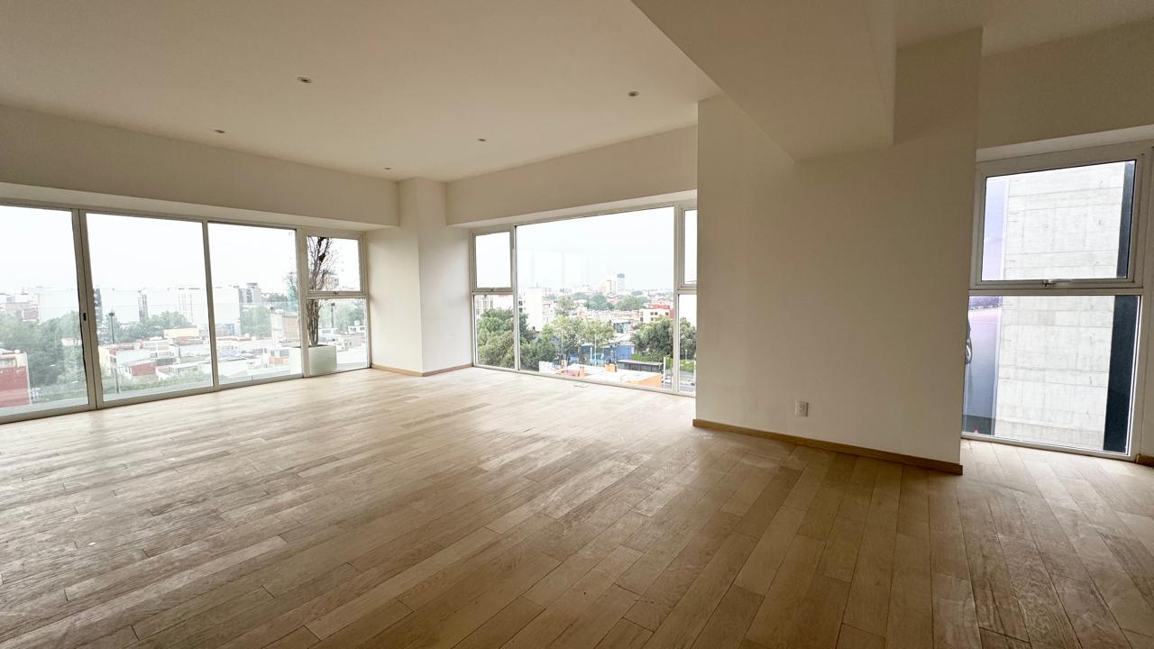 Sala y comedor con ventanales panorámicos y piso de madera