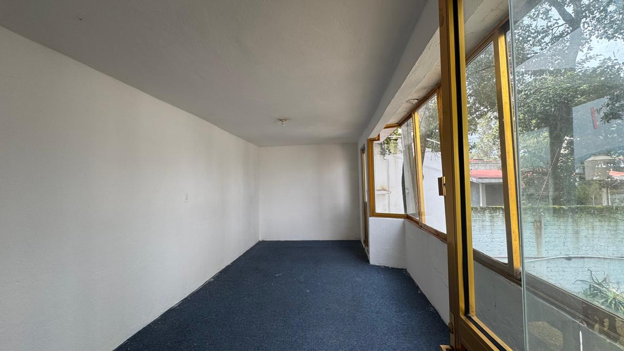 Interior con ventanales amplios y vista al exterior