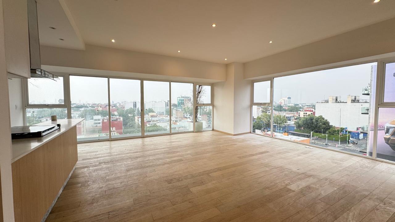 Estancia con ventanales de piso a techo y vista panorámica de la ciudad